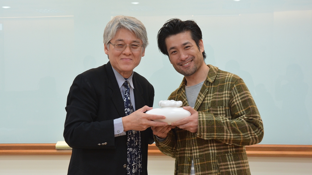 華梵大學高柏園校長(左)、日本京都造形藝術大學空間設計學院院長山崎亮教授合影留照