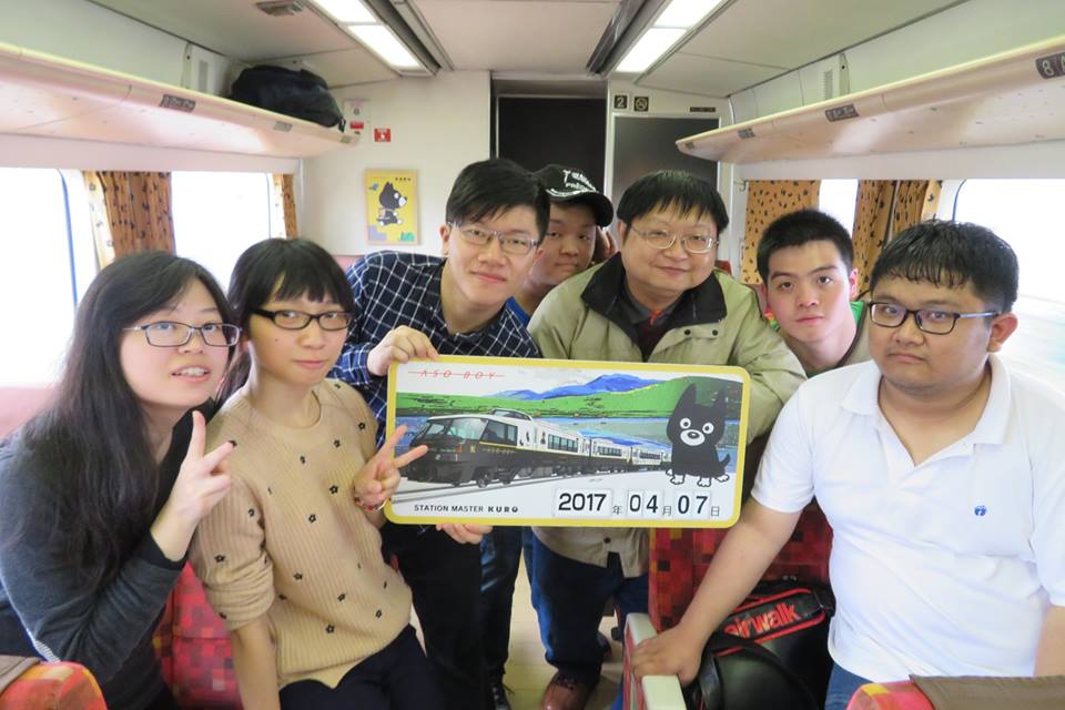 中國文學系王隆升老師帶領9位選修人文旅遊學程的同學，赴日本體驗「鐵道故事與步行樂章」，讓同學們實地切身體會日本的街道與鐵路文化。