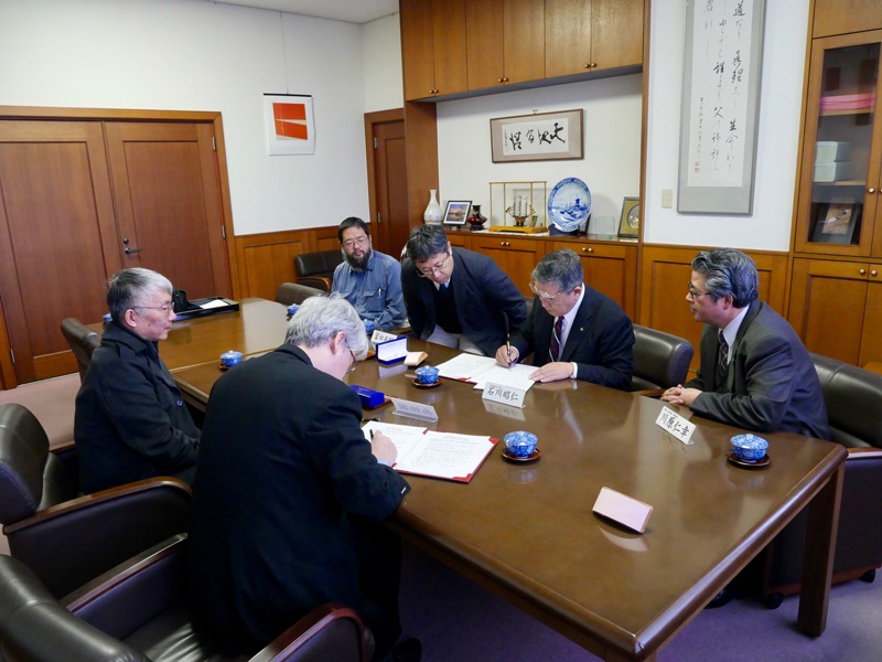 高柏園校長偕文學院張鴻彬院長赴長崎外國語大學正式簽約締結姊妹校，獻唱場簽約儀式測拍照。