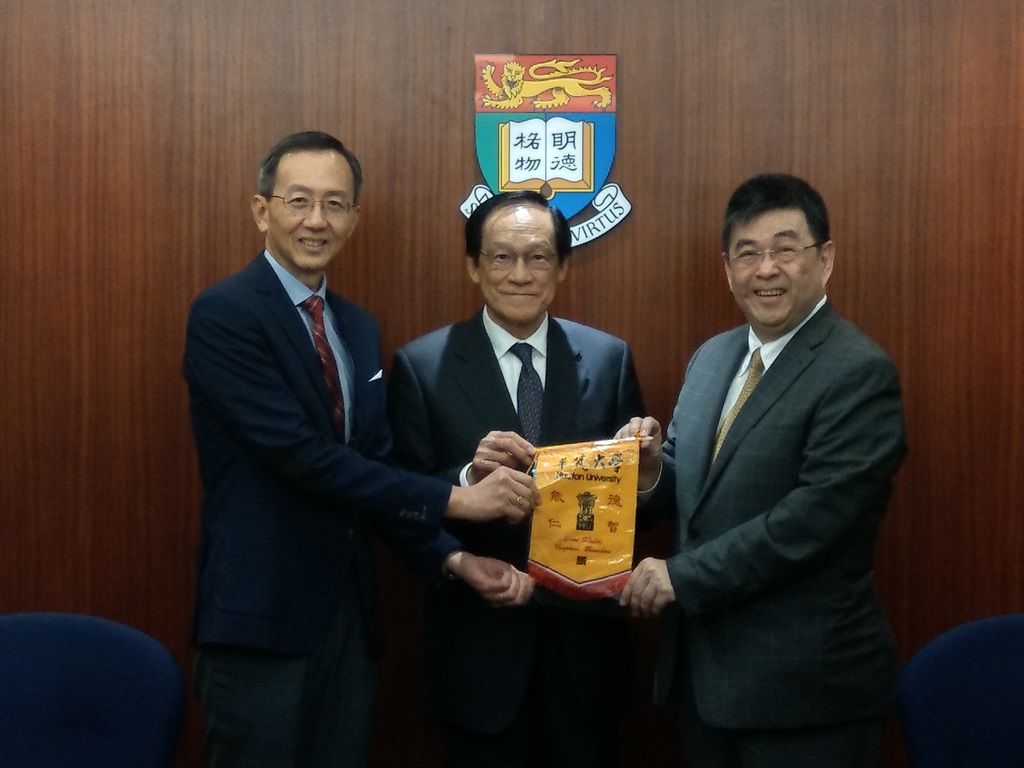 李天任校長致贈香港大學專業進修學院本校校旗