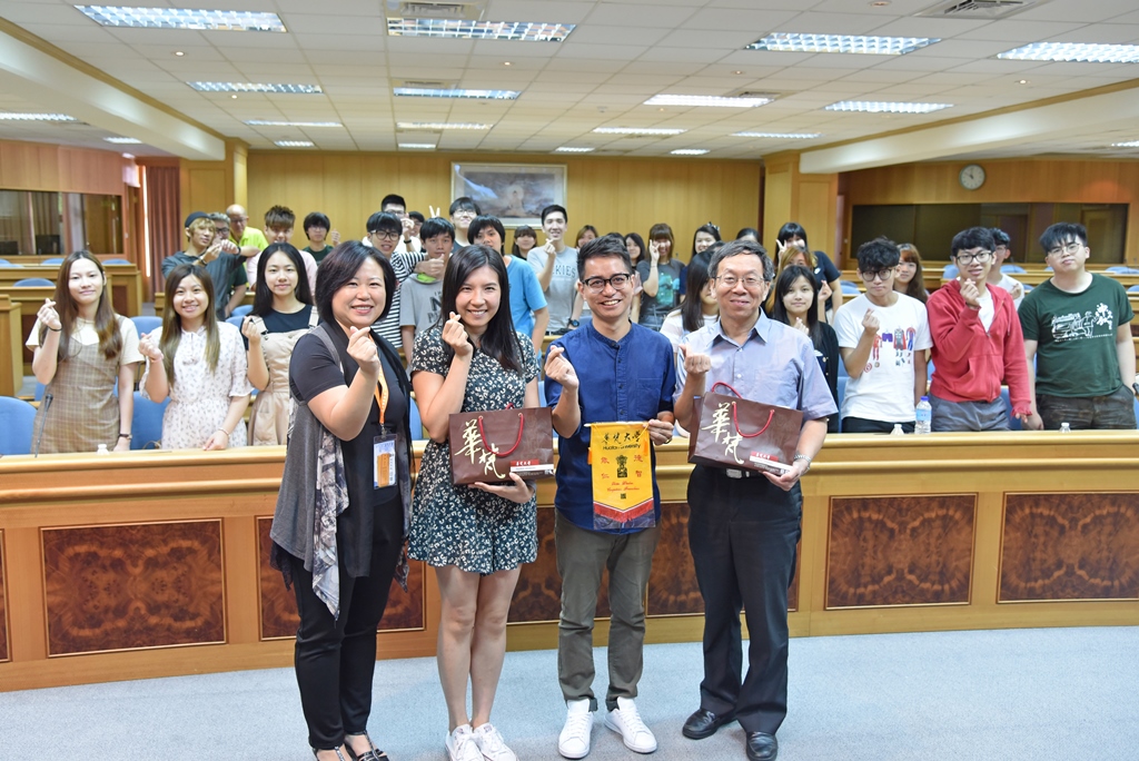 香港教育大學師生一行於2018年6月7日蒞校參訪美術與文創學系，由簡江儒主任秘書(前排右一)及國際交流中心金敏玲執行長(前排左一)接待。
