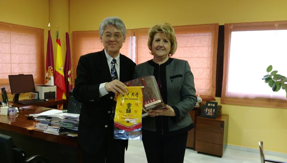 高柏園校長(左)拜會UCLM副校長(昆卡校區校長)Maria-Angeles Zurilla-Carinana(右)留影合照。