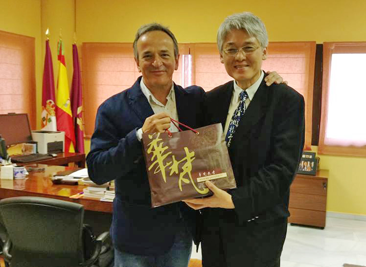 高柏園校長(左)與UCLM藝術設計學院院長Dr. Javier Diez de Baldeon(右)相談甚歡，留影合照