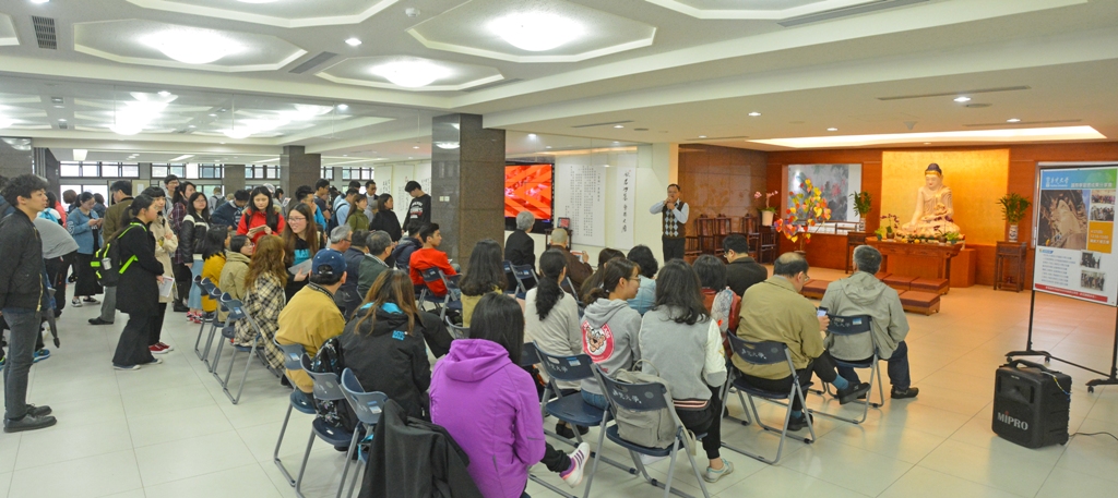 國際學習交流週成果展示於圖資大樓五樓舉行，共計有8團設攤展示成果，吸引許多師生前往參觀。