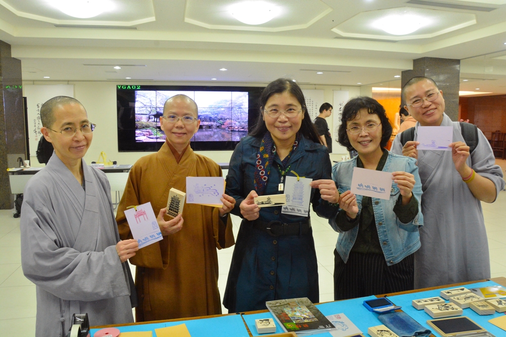 佛教系暨東研所「敦煌石窟敦煌石窟解秘與探尋」成果展示，學生師生們開心合照。