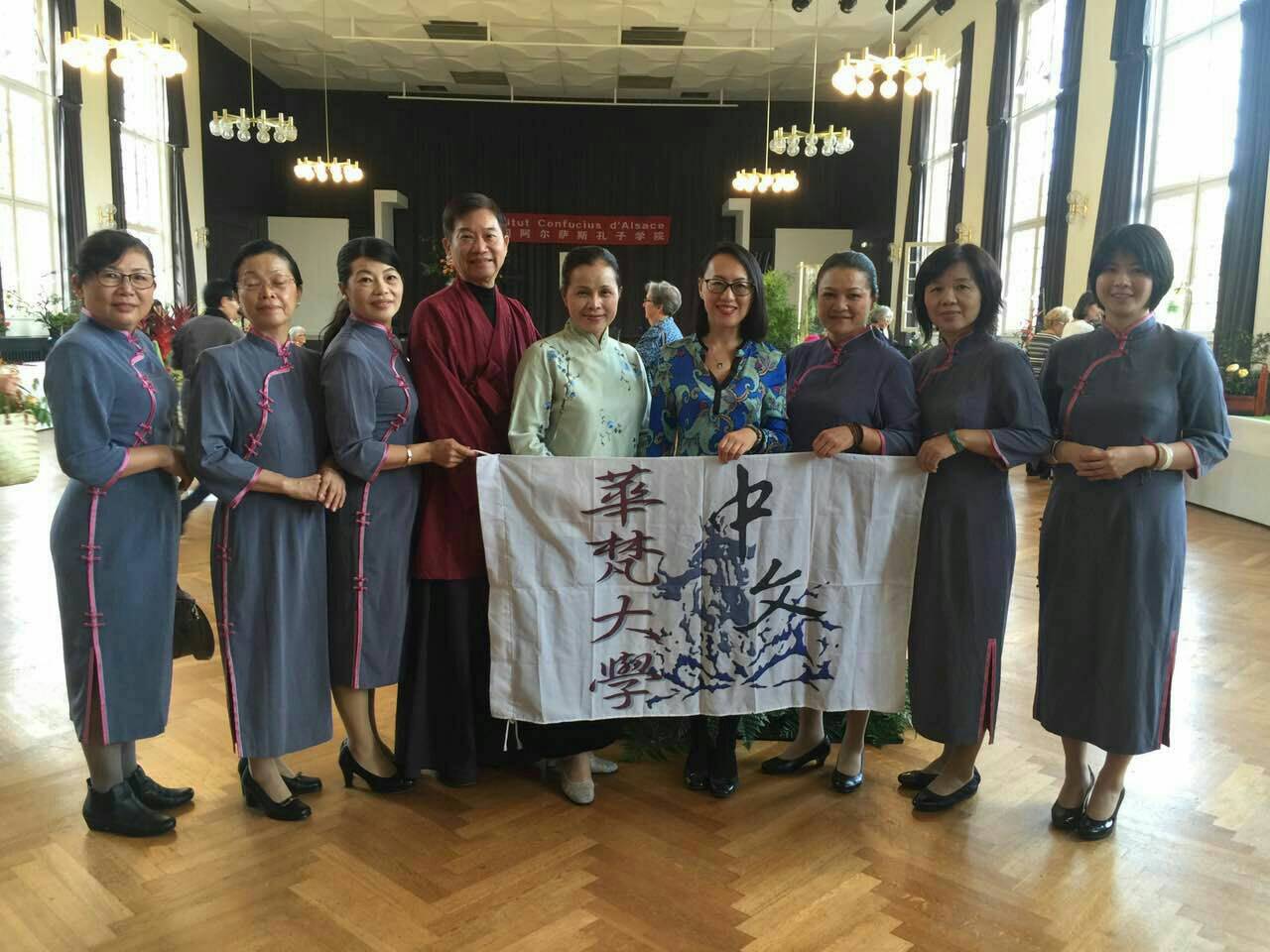 華梵中國文學系兼任助理教授李麗淑老師應法國阿爾薩斯孔子學院之邀至在法國斯特拉斯堡的約瑟芬宮舉辦中華花藝展，留下珍貴合影。