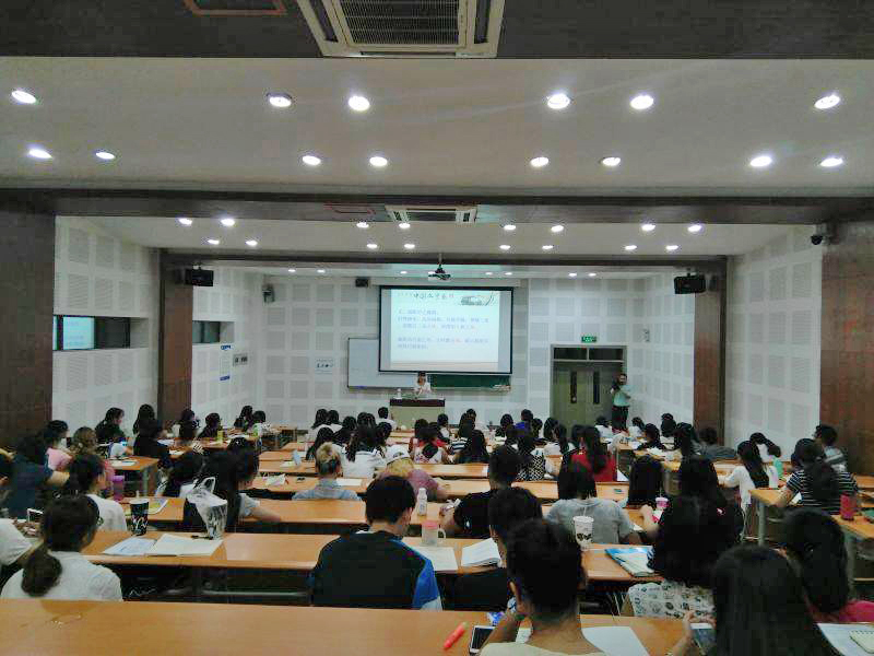 中國文學系主任林素玟教授在四川外國語大學中文系短期講學，同學反應熱烈。