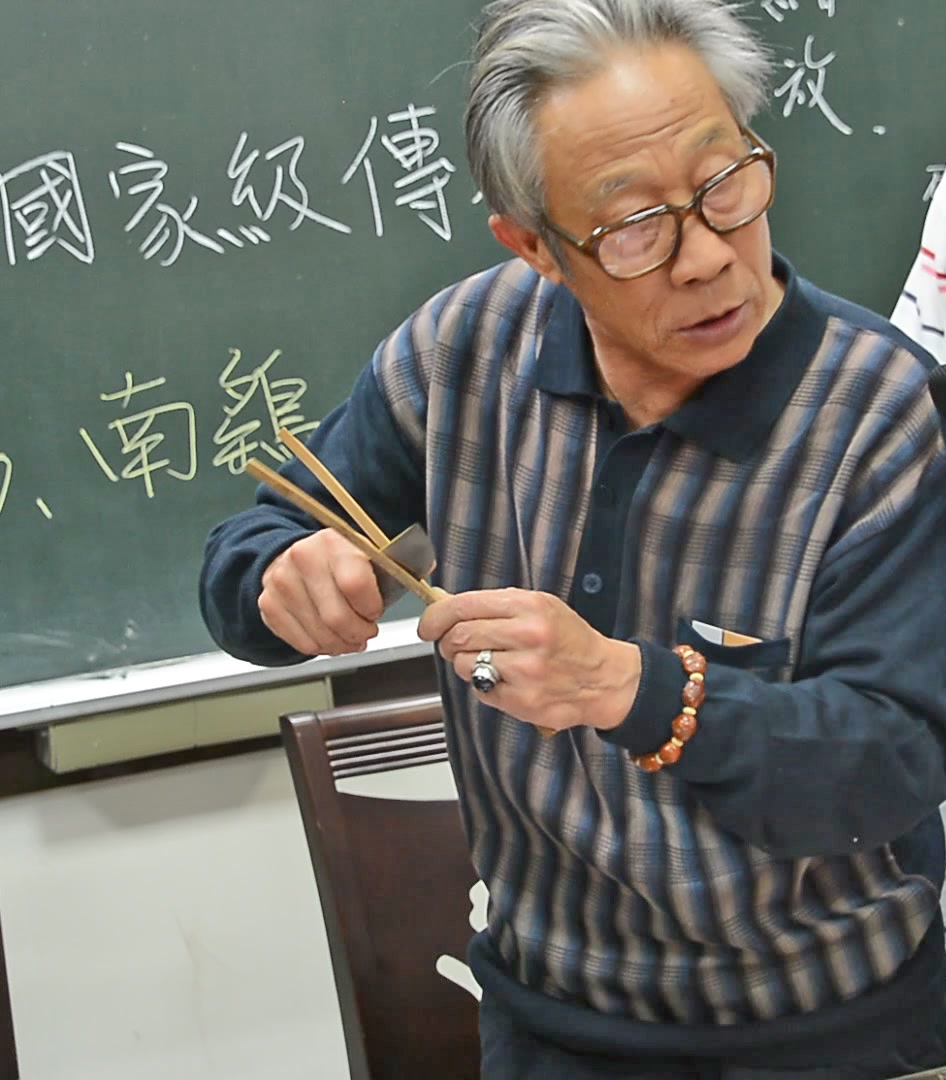 大陸北京曹雪芹風箏國家級傳承人孔令民先生，現場示範風箏主體竹子骨架之「劈」工。
