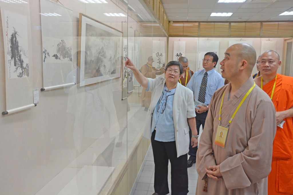 文物館陳娟珠主任導覽文物館，觀賞創辦人畫作。