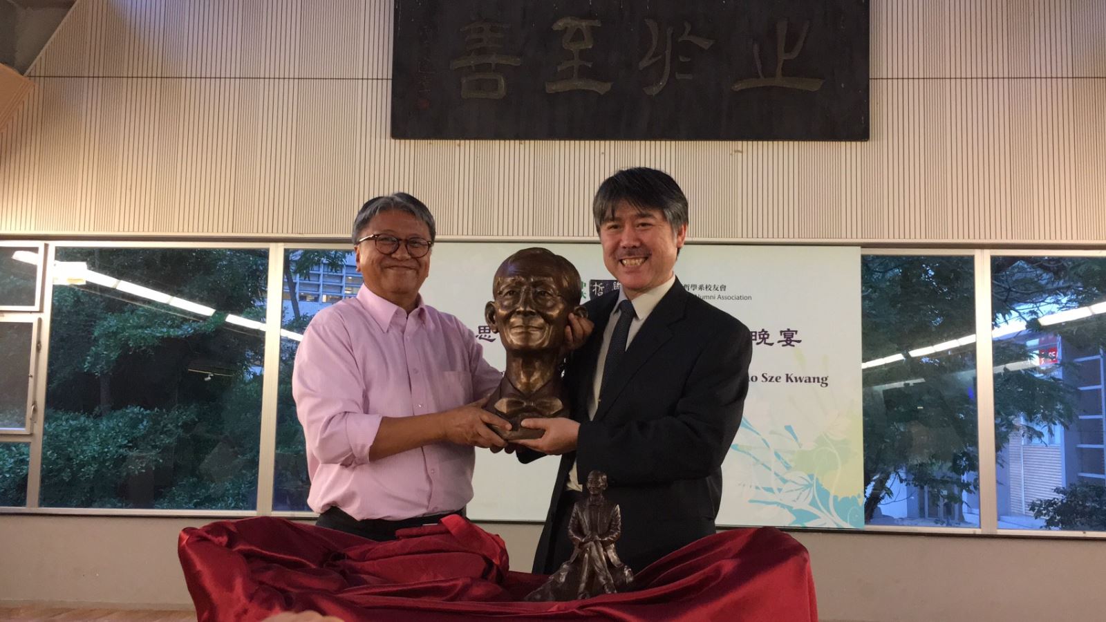 香港中文大學哲學系校友會會長張燦輝(左)致贈勞教授半身銅像予「勞思光研究中心」，由華梵大學哲學系呂健吉主任(右)代表接受。