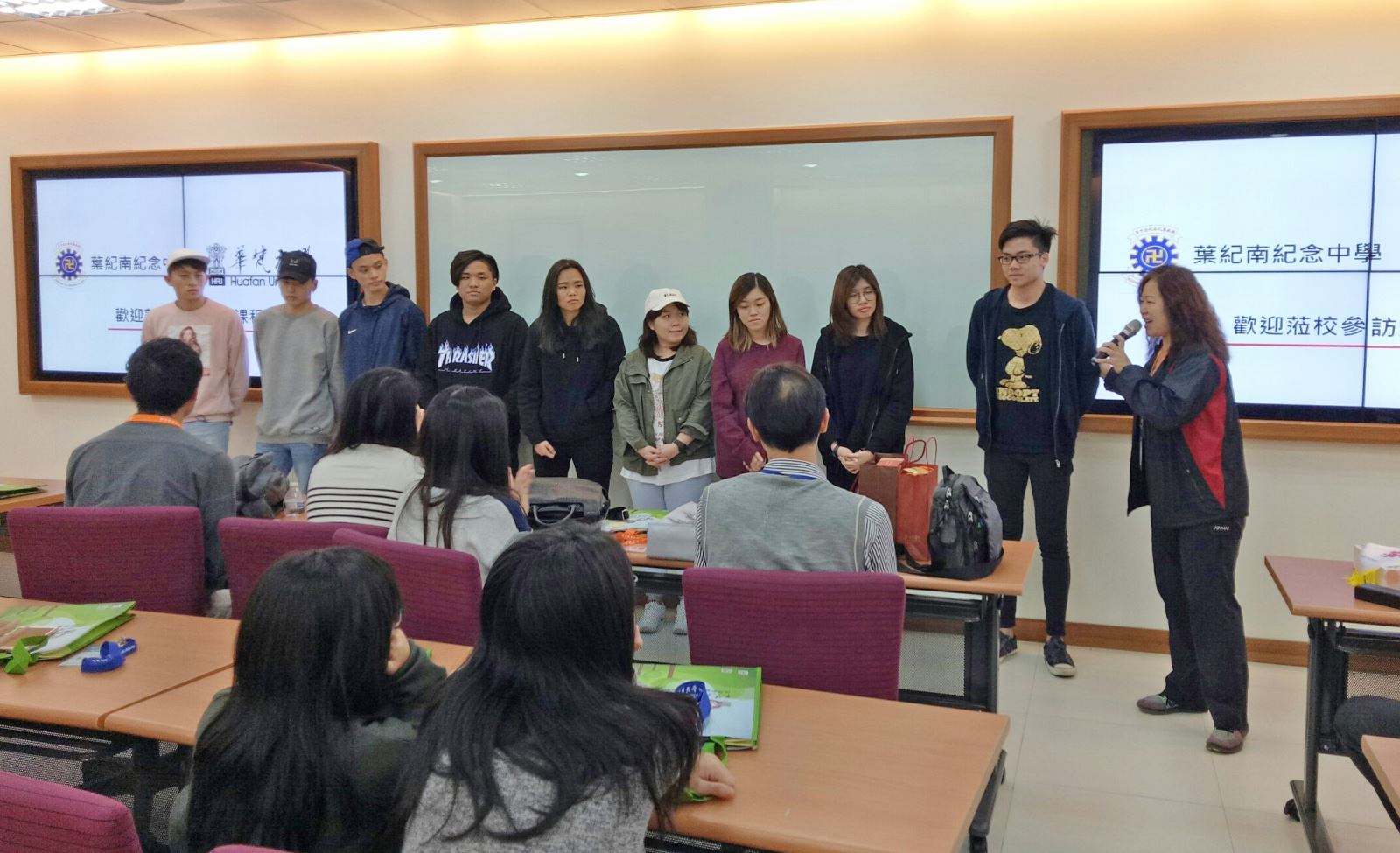 國際交流中心金敏玲執行長特別安排在校的香港籍學長姐陪同本次體驗營活動。