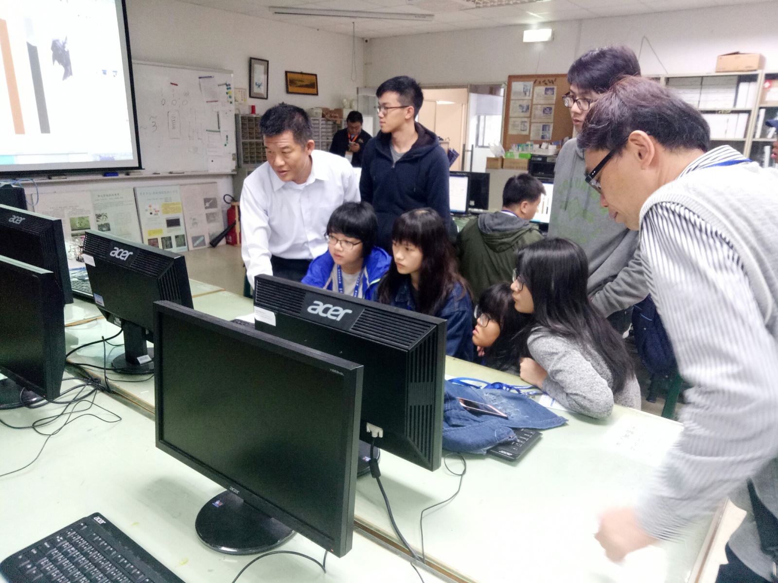 機電工程學系李福星及林靖國老師講授「機器人動作DIY課程」體驗課程。