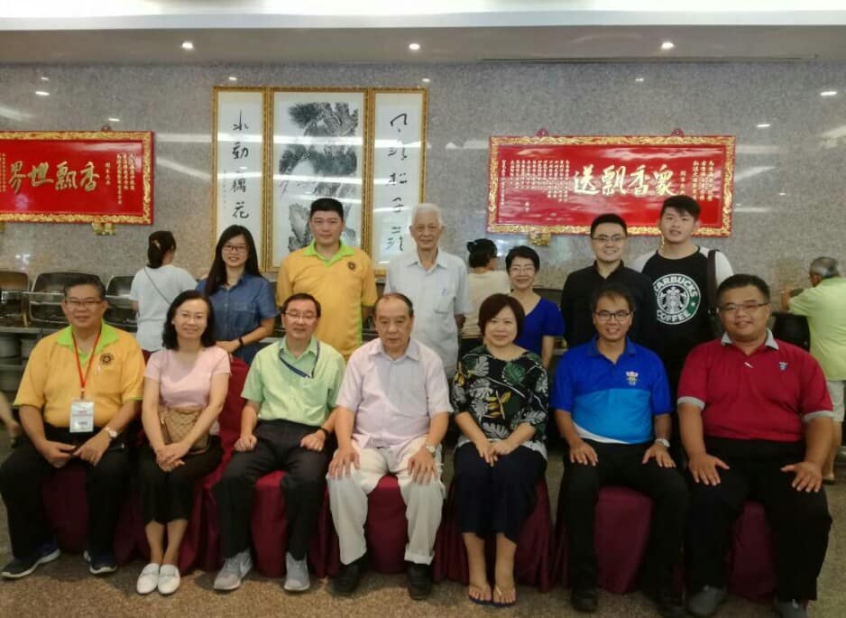 古晉佛教居士林蔡明田林長特別設宴，邀請古晉全部獨立中學校長以及古晉留臺同學會新任幹部，與本校師長共進午餐。