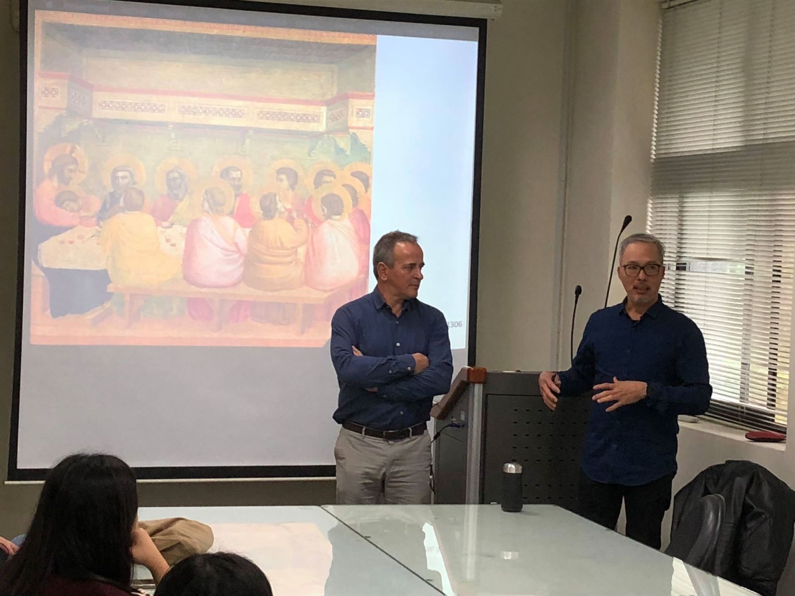 Dr. Javier Diez de Baldeon院長(左)解說色彩理論，有助於同學實作練習，蔡瑞成老師(右)協助隨堂翻譯。