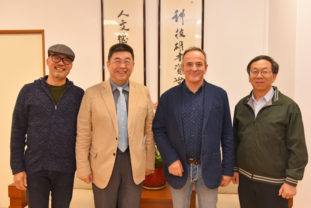 Dr. Javier Diez de Baldeon院長於本次訪校授課期間，由簡江儒主任秘書及美術與文創學系蔡瑞成老師陪同，特地拜會李天任校長。