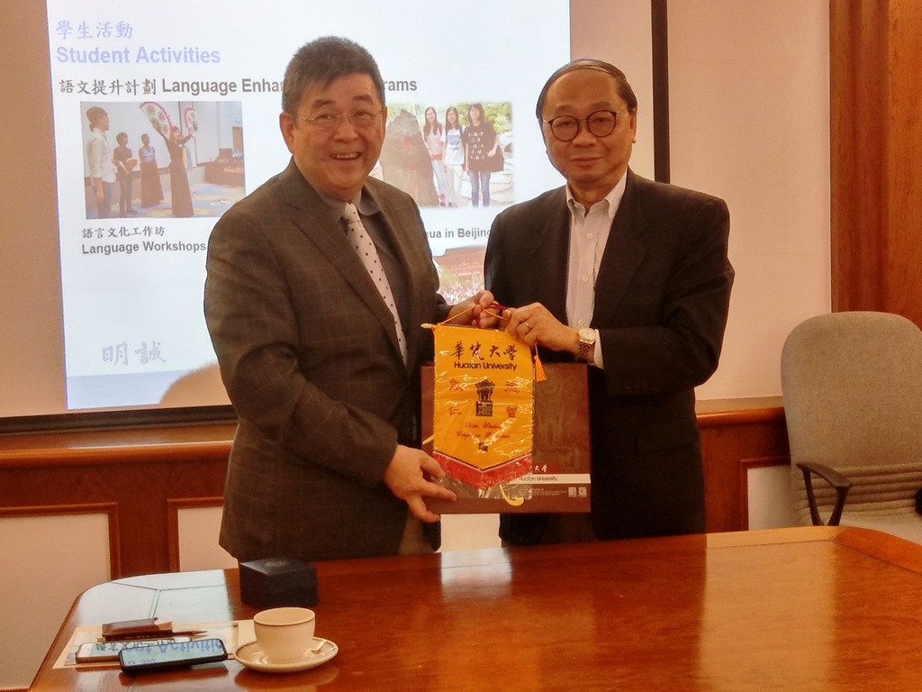 李天任校長與新亞書院黃乃正院長合影