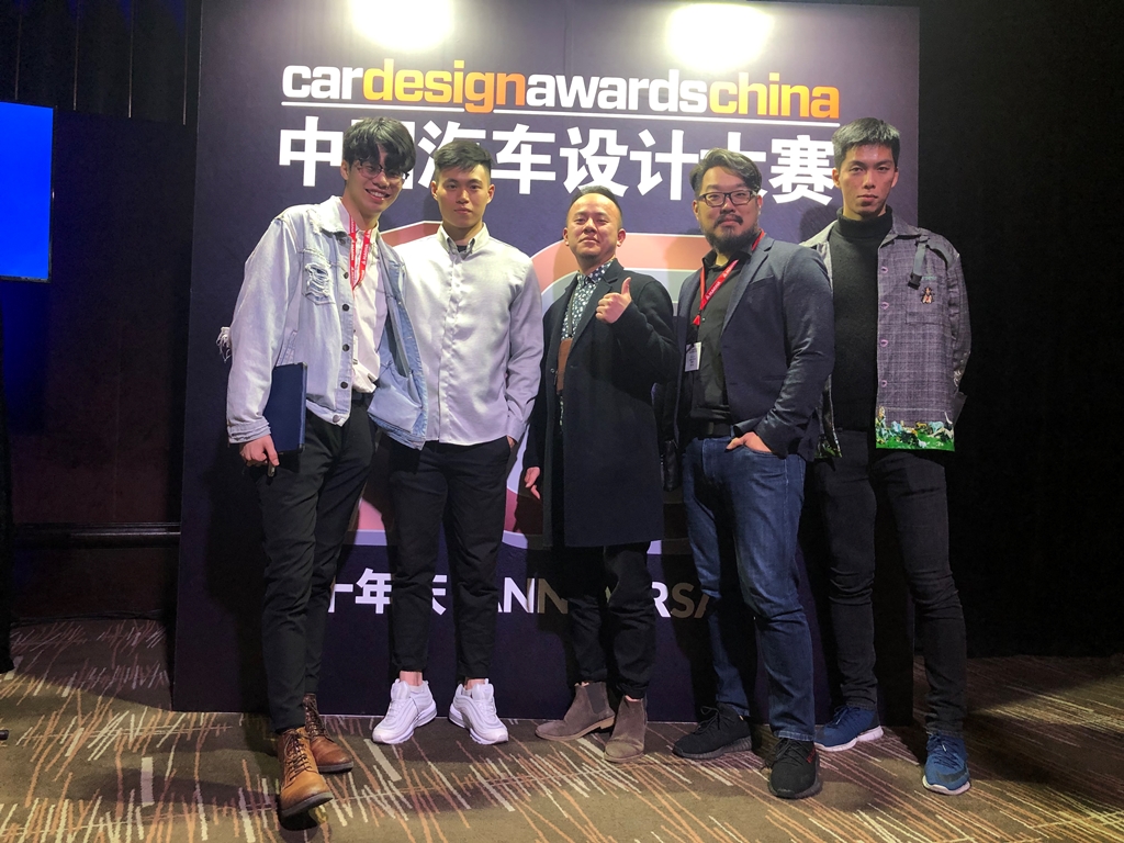 李聖恩老師(右2)、林立同學(左1)及黃源維同學(右1)於2019年4月15日赴中國上海參加「2019中國汽車設計大賽」決賽頒獎晚會