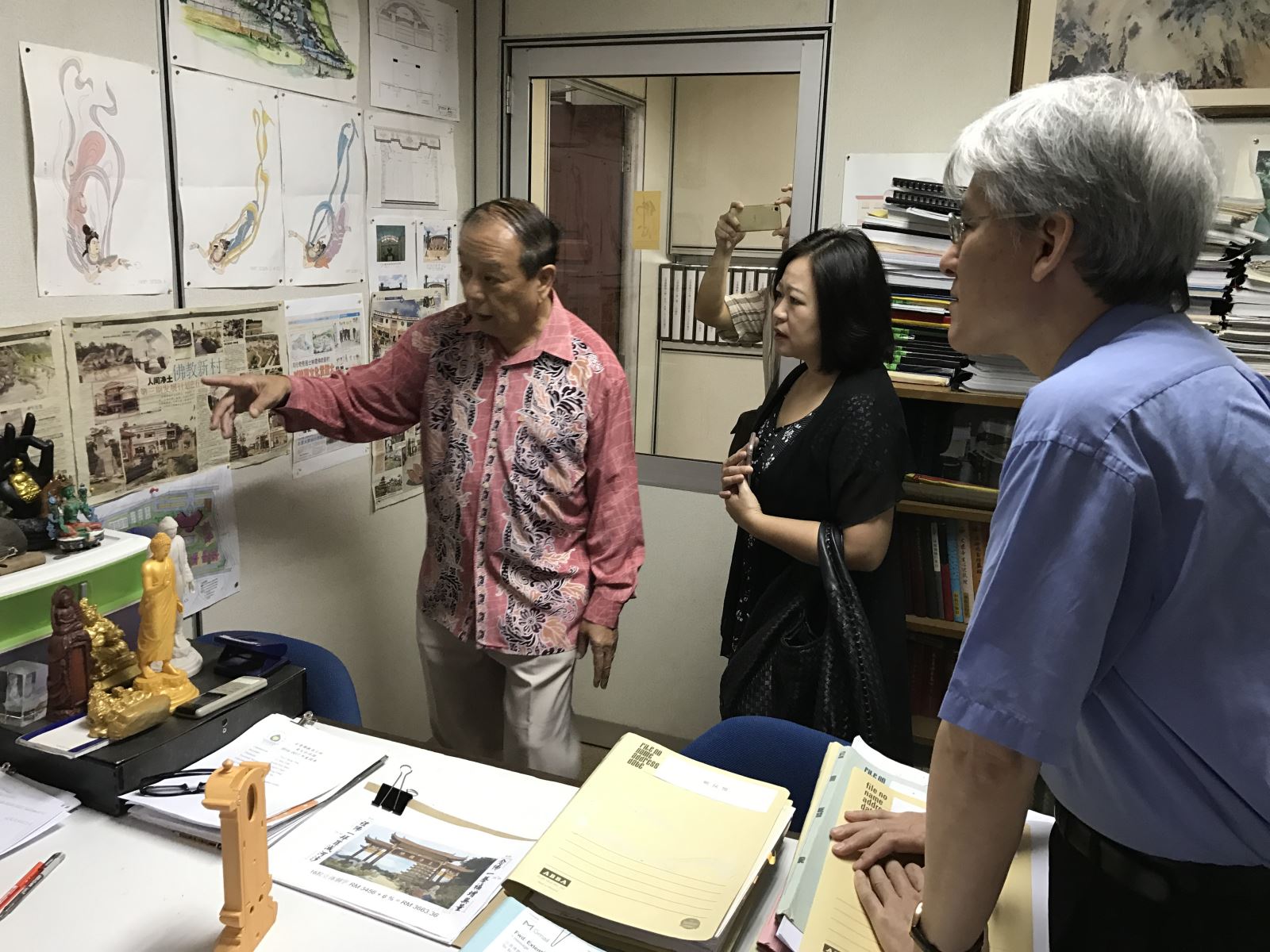高柏園校長一行參訪古晉佛教居士林，蔡明田林長親自導覽。