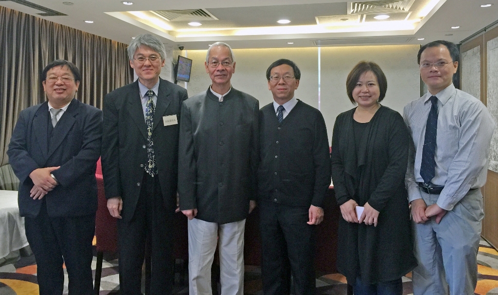 加強境外宣傳，高校長率師長赴港與多所中學簽訂協議，(左至右)機電工程學系李福星主任、高柏園校長、香港李志文博士、簡江儒主任秘書、體育室金敏玲老師、秘書室綜合業務組高偉穎組長。
