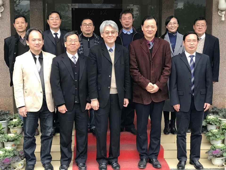 高柏園校長率領簡江儒主任秘書、文學院張鴻彬院長、藝術設計學院吳俊杰院長等人，於105年12月28日拜訪湖南吉首大學討論具體學術交流事宜，受到白晉湘校長(前排右二)、黃昕副校長(前排右一)、歷史文化學院羅康隆院長、文學院羅惠縉院長、美術學院劉俊院長等人的熱烈歡迎。