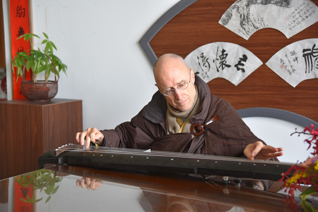 法界佛教總會董事長恆實法師示範古琴演奏。