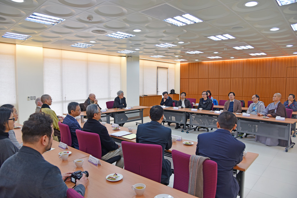 姊妹校法界佛教大學(Dharma Realm Buddhist University, DRBU)訪問團一行12人，在法界佛教總會董事長恆實法師率領下，於106年12月28日蒞校交流座談。