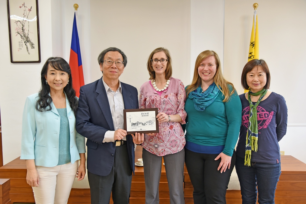 姊妹校美國普渡大學西北校區(Purdue University Northwest, PNW)國際交流中心Heather Torrie(中)及Joy Perley(右二)兩位師長於107年3月19日蒞校參訪座談，由負責國際事務的簡江儒主任秘書(左二)及外國語文學系劉于雁主任(左一)接待。