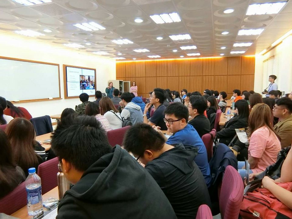 姊妹校美國普渡大學西北校區國際交流中心Joy Perley為華梵師生介紹普渡大學及暑期英語密集課程，參與師生相當踴躍，擠爆會場，互動熱烈。