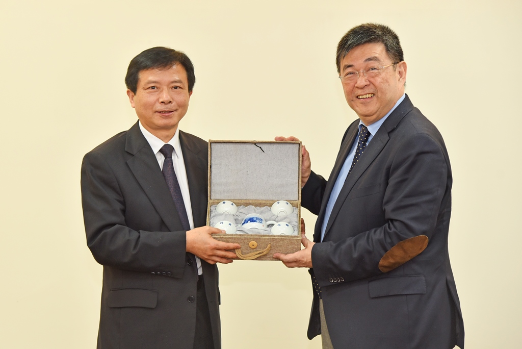 兩校互贈紀念品