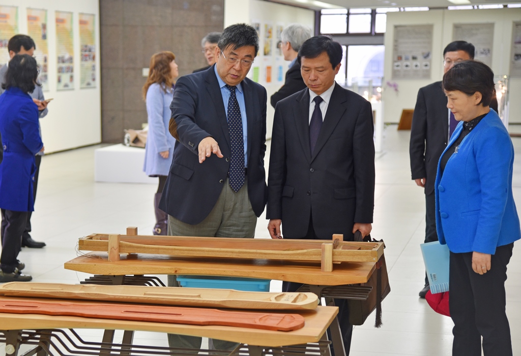 參觀斲琴的過程，李天任校長仔細講解說明斲琴的構造和演奏方式