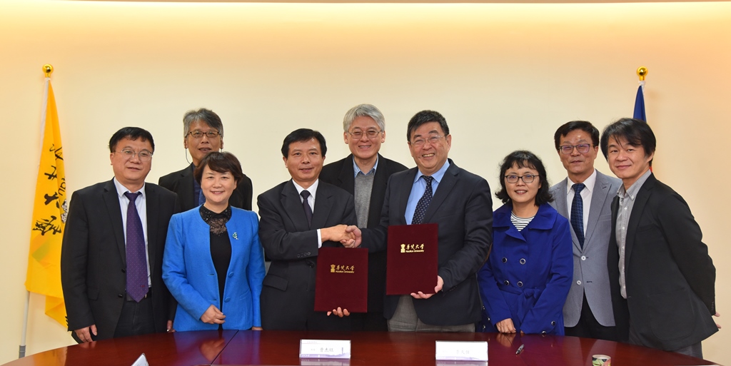簽署完成，本校與安徽省淮南師範學院合拍留影