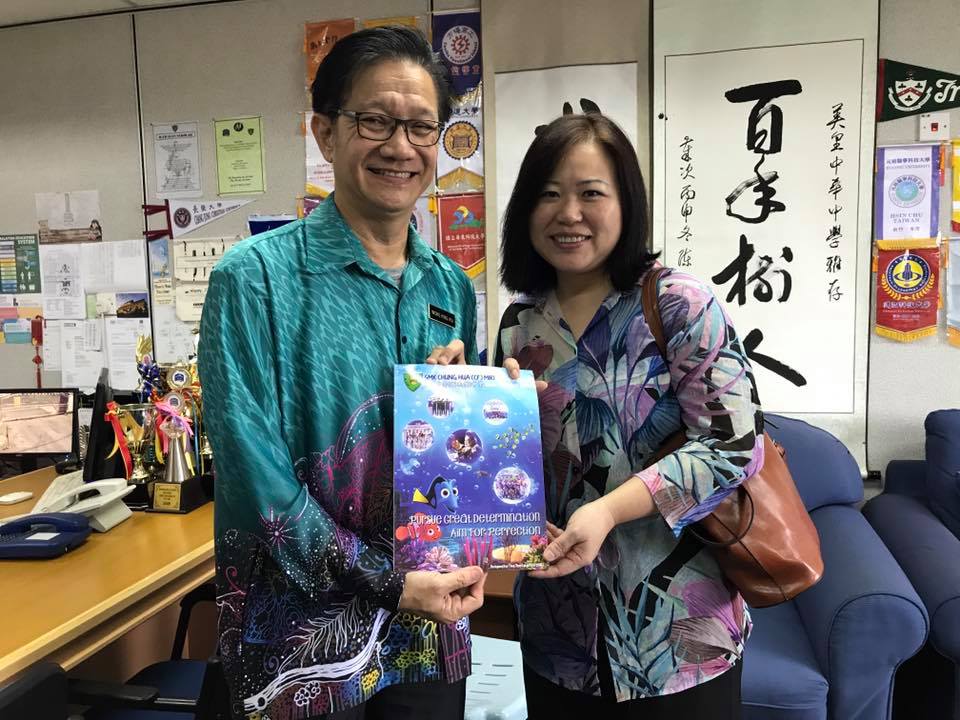 金敏玲副教授一行拜訪美里中華中學，左一為黃敬貴校長。