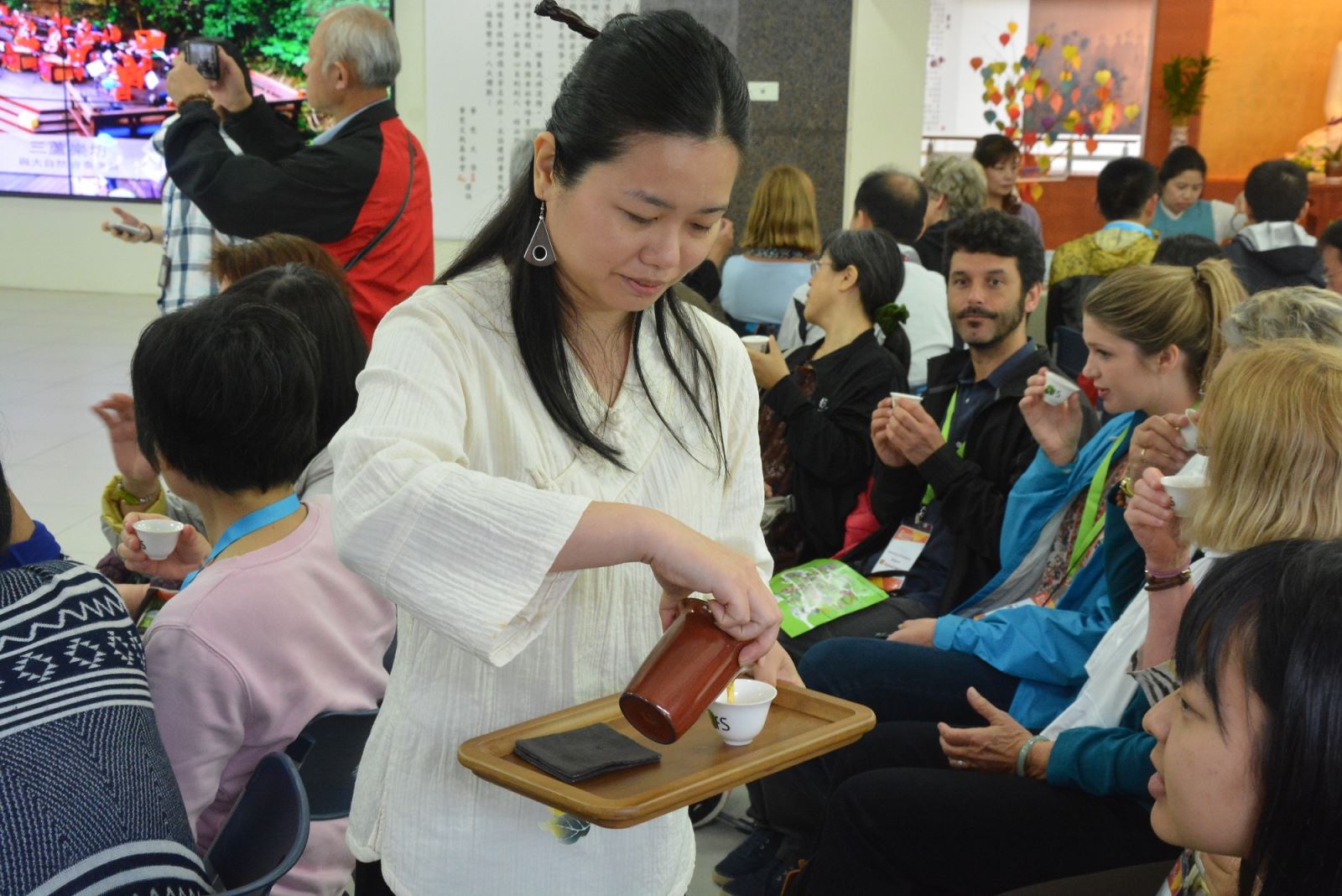 華梵大學特別安排「茶禪一味之文化茶席與茶宴」，由「石碇茶道推展協會」的茶師及華梵教職員擔任的的茶侶一同為嘉賓泡茶、說茶、解茶和品茶，來賓享用了文山包種茶、桂花包種茶、玫瑰包種茶、蜜香紅茶、東方美人茶、文山包種老茶等文山地區之特色茶。