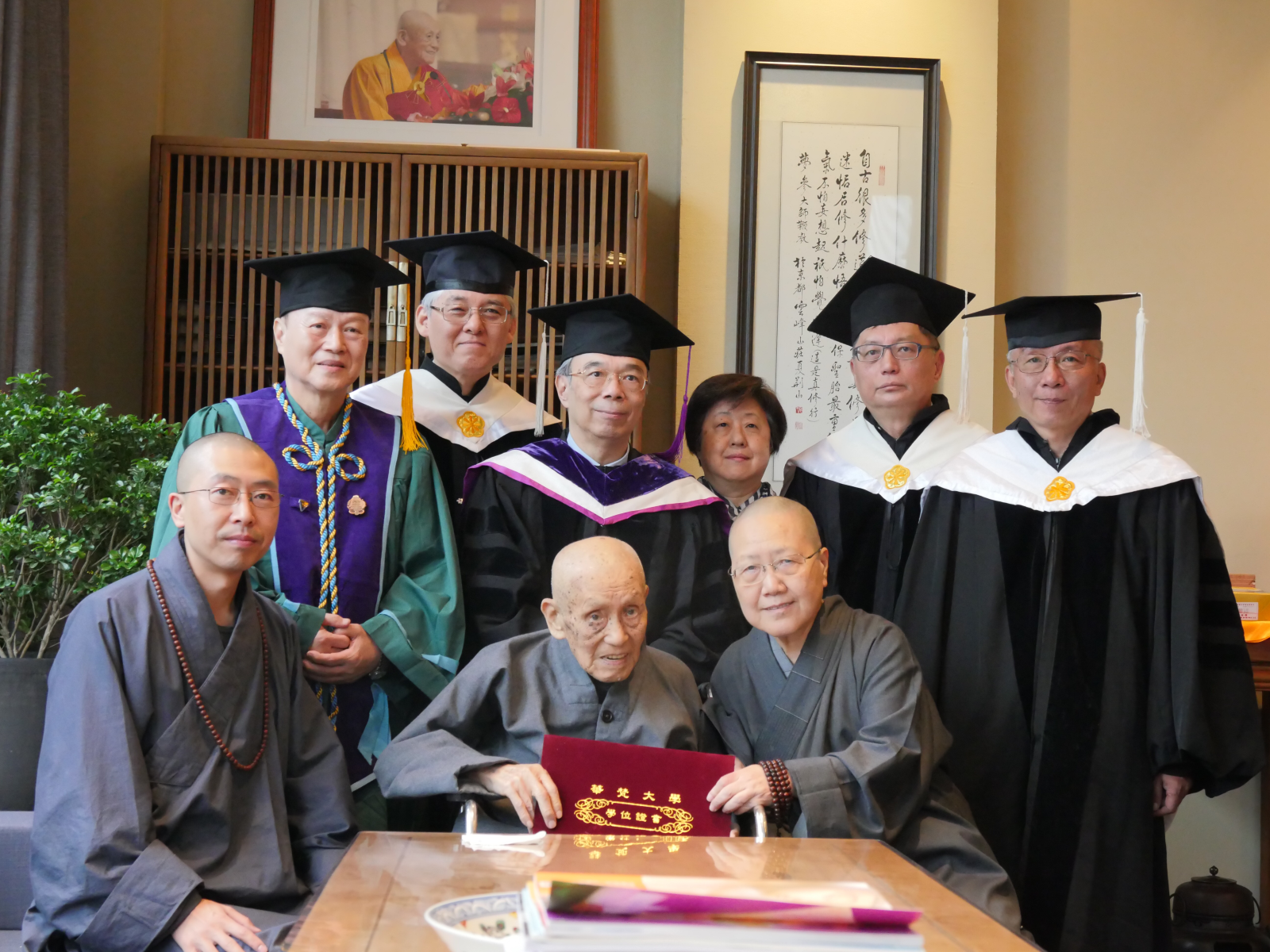 華梵大學頒授夢參長老(前排左二)名譽文學博士學位，前排左一為真容寺住持隆明法師、右一為華梵大學校務顧問、前校長隆迅法師。後排著博士服者左起：黃書瑋董事、高柏園校長、李復甸董事、成群豪總務長、文學院張鴻彬院長。