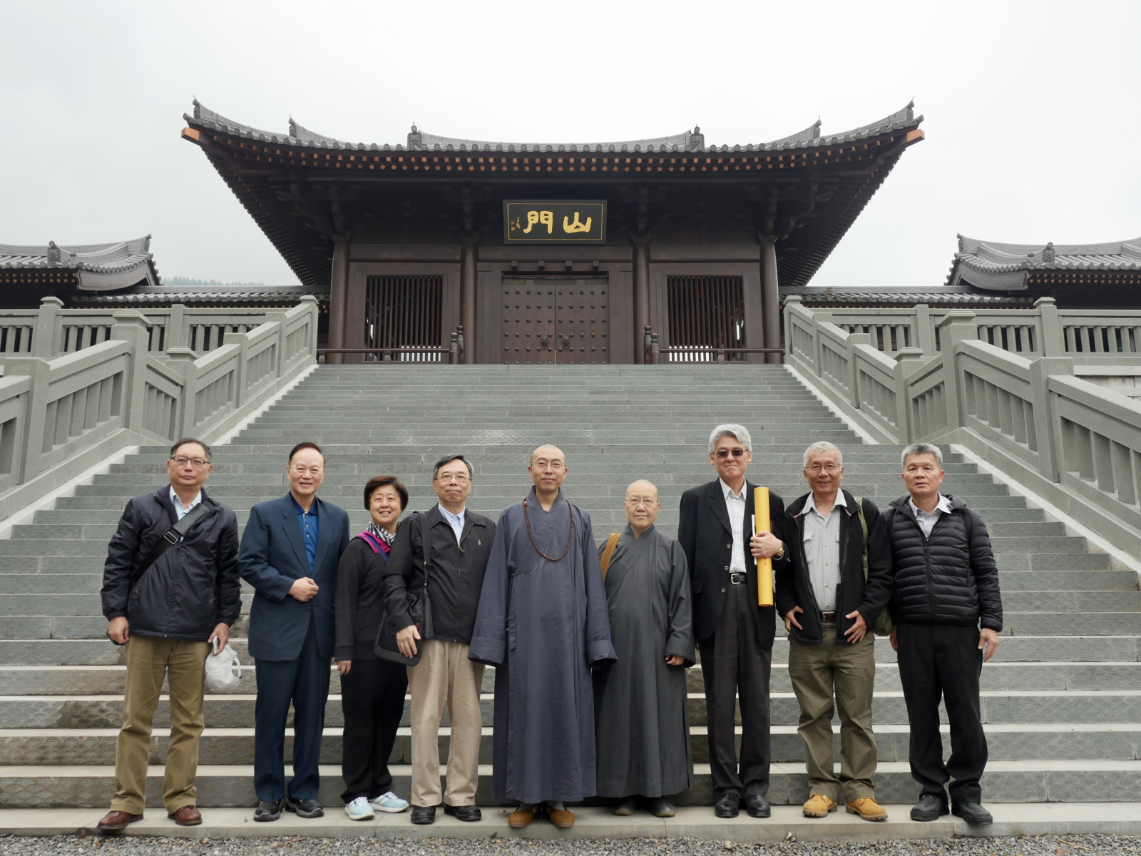 華梵大學在校務顧問前校長隆迅法師帶團下，包括高柏園校長、李復甸董事、黃書瑋董事、成群豪總務長、文學院張鴻彬院長等一行人於106年6月13日專程赴大陸山西五台山真容寺頒授夢參長老名譽文學博士學位。